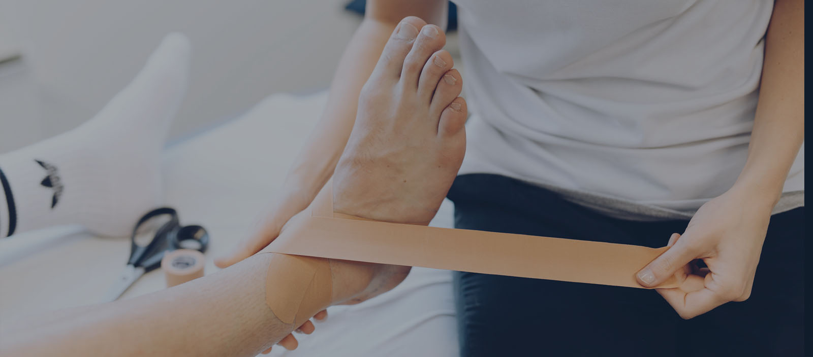 Bilde som viser en ankel som blir teipet