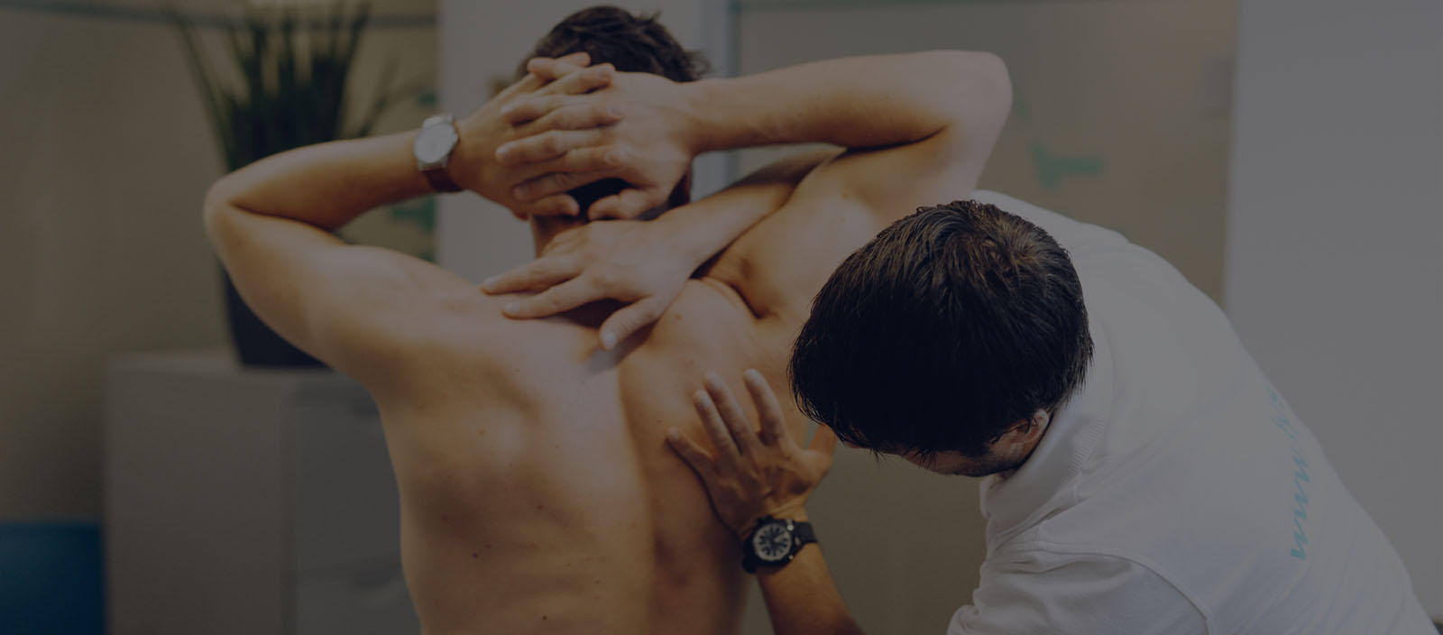 Fysioterapeut Ørjan behandler en skulder