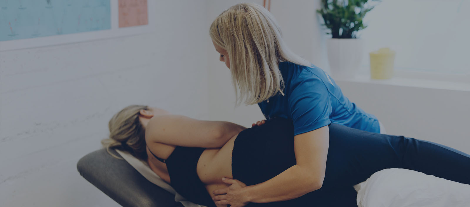 Fysioterapeut Iren behandler en pasient