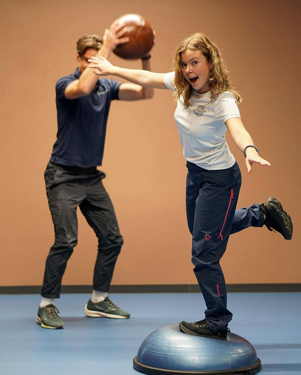 Et bilde av Kaisa som balanserer på et balansebrett