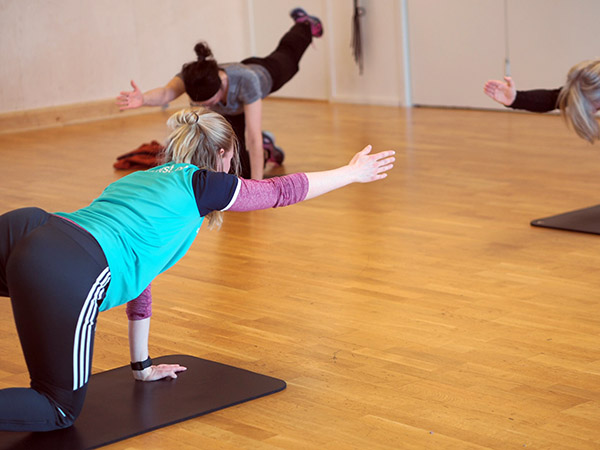 Fysioterapeut Karoline hjelper til på ryggtrening