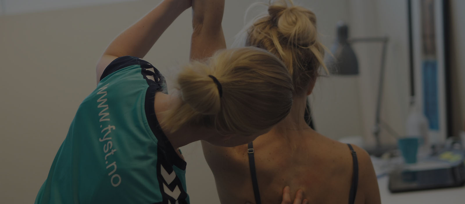 Bilde av Fysioterapeut Karoline under en behandling av rygg