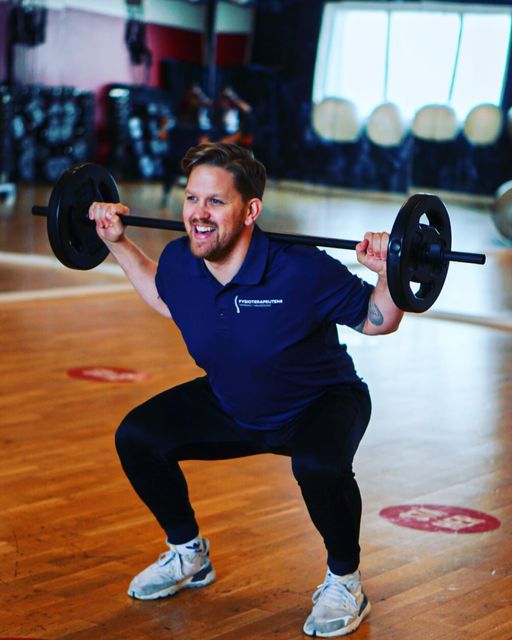 Kursinstruktør Tom Nordal løfter vekter